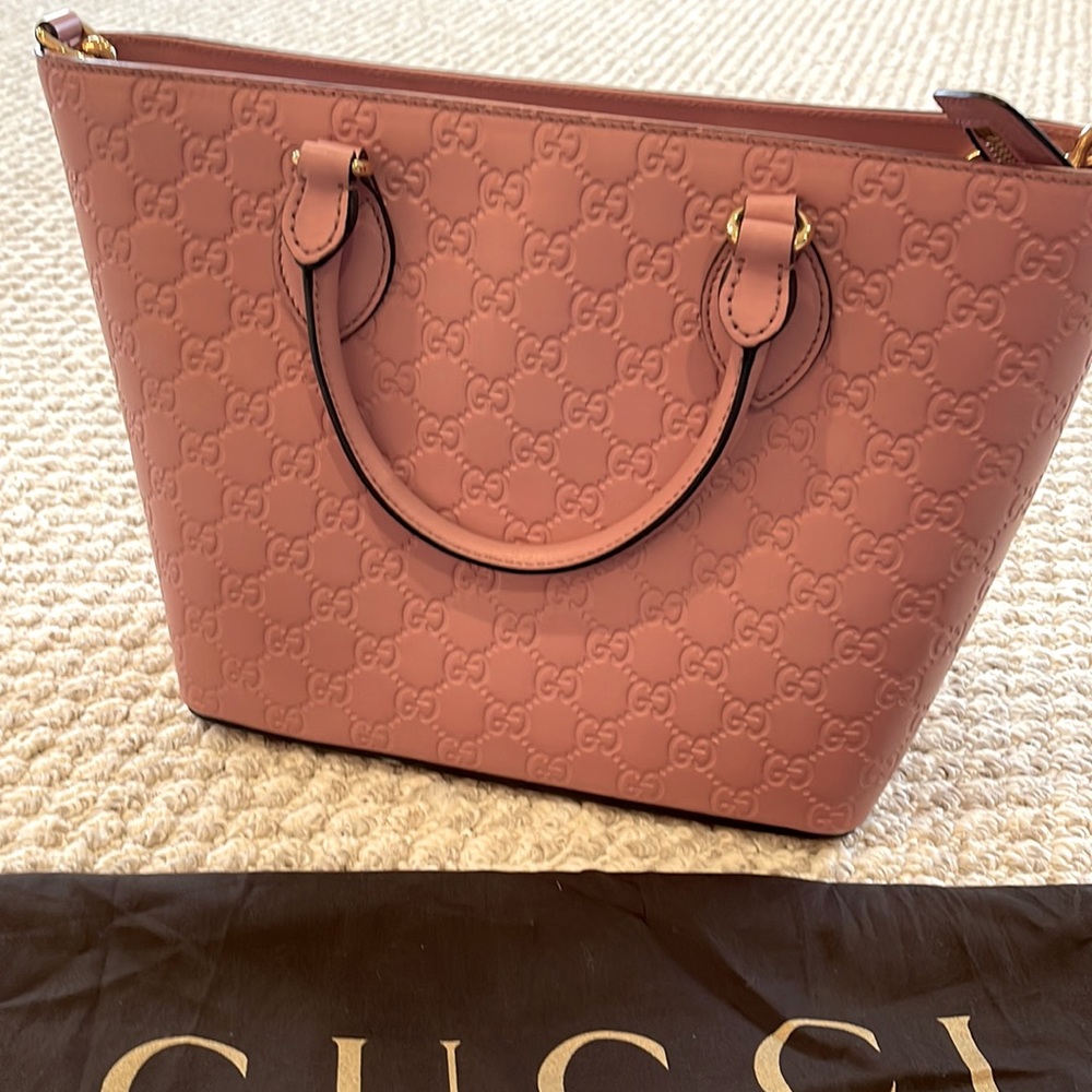 Gucci hand bag, cross body bag pink.